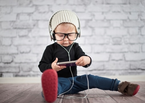 Thường xuyên nghe radio và podcast tiếng Đức giúp trẻ nâng cao kỹ năng nghe
