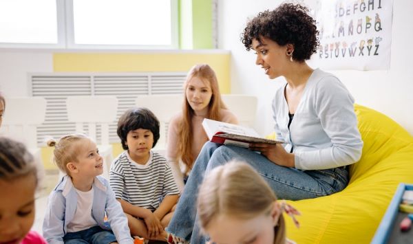Đọc sách là phương pháp học rất tốt để trẻ rèn luyện tiếng Đức cho trẻ