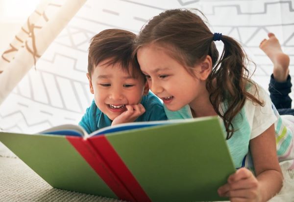 Đọc sách giúp bé trau dồi thêm nhiều vốn từ mới