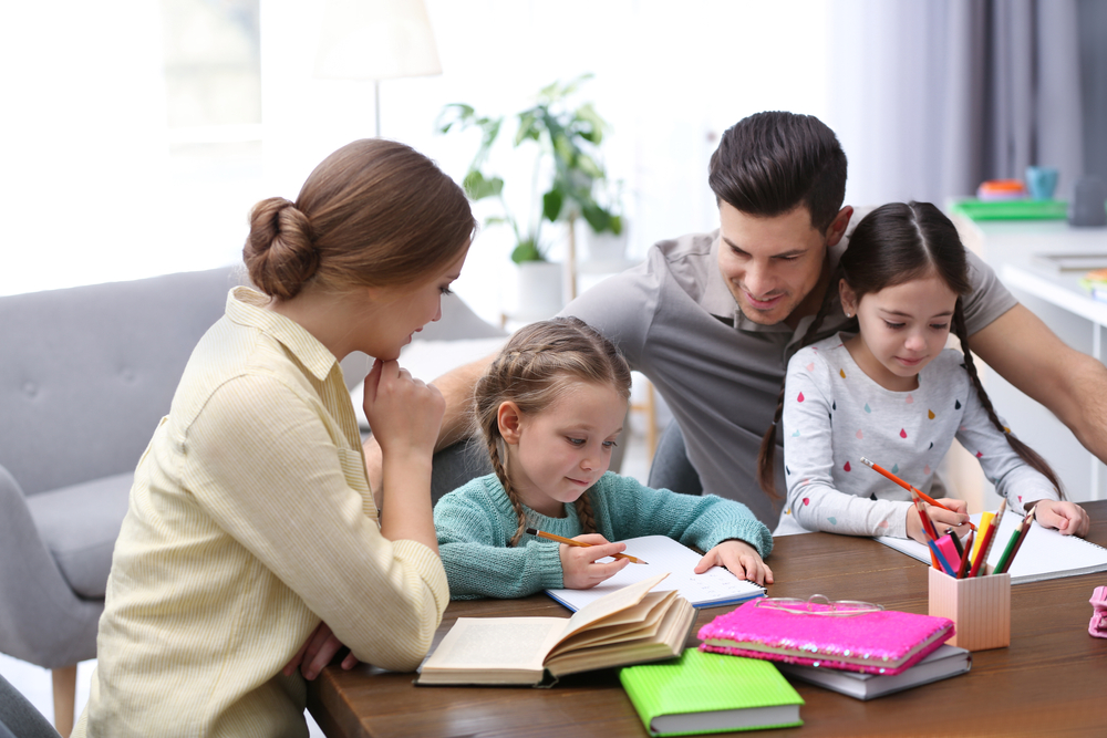 Cha mẹ làm bài tập về nhà cùng bé để khuyến khích bé học tập