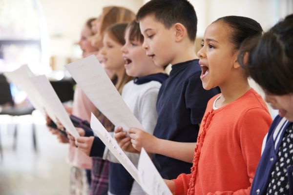 Cho trẻ ngân nha theo giai điệu của bài hát cũng là một cách học tiếng Đức hiệu quả