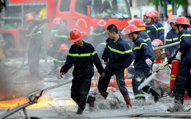 Die Feuerwehrmänner sind kein Frosch vor den gefährlichen Situationen.