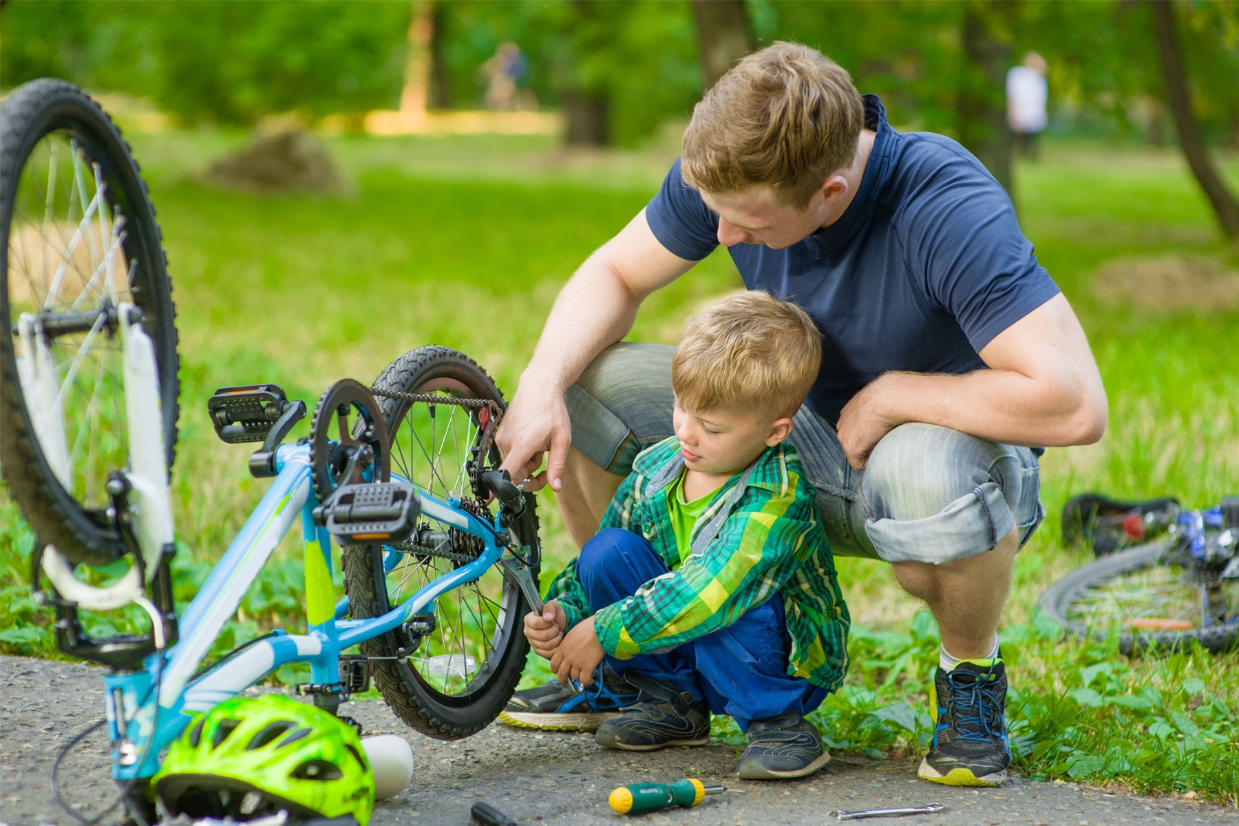 Mein vater hilft mir, das Fahrrad zu reparieren